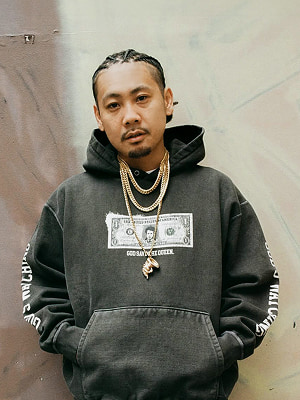 GOD'S WATCHINGのグラフィックスウェットの着用イメージ