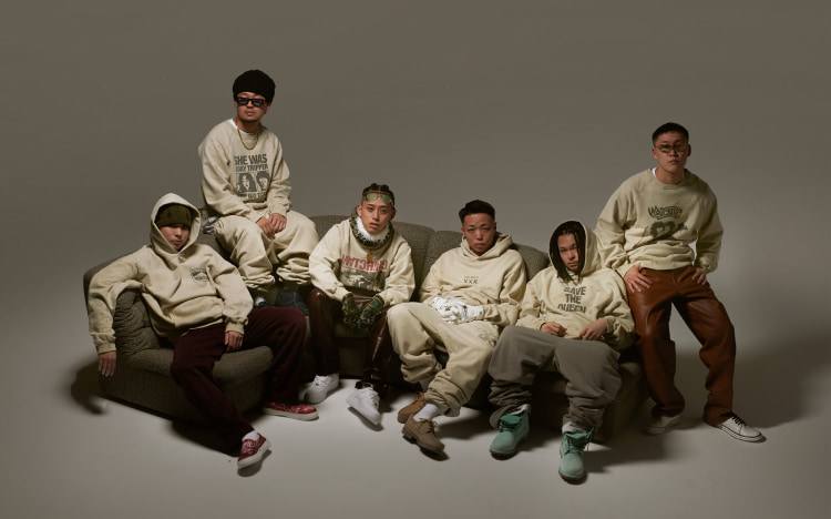 GOD’S WATCHINGのスウェットを着用した男性モデルたちの集合写真